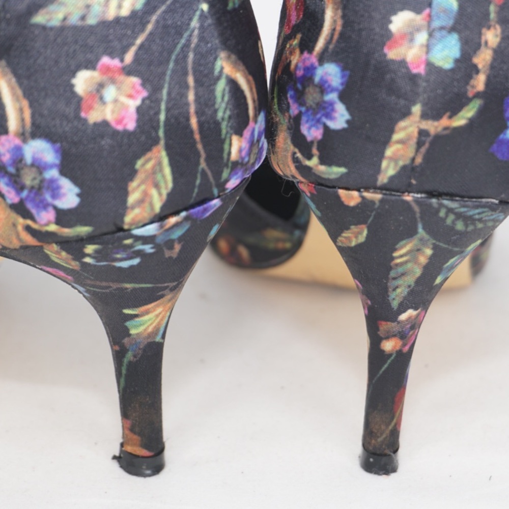 Nicole Miller Brandy Turn-Lock Pumps, Size 8 - Picture 8 of 10